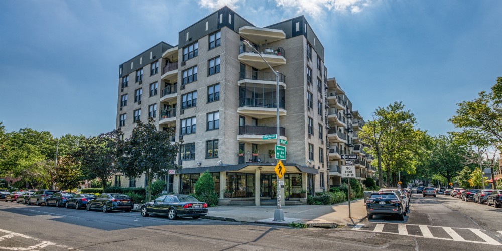 Manhattan living at a fraction of the price in Pelham  Bay