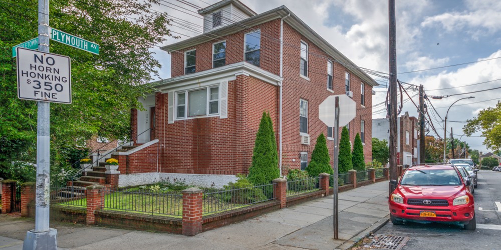 Brick detached in the heart of Middletown Road Bronx NY  10461